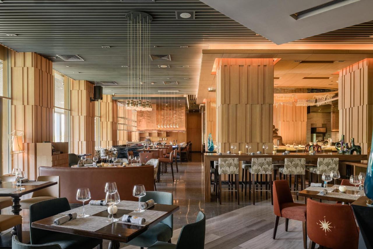 Dusit Thani Lakeview Il Cairo Esterno foto The interior of the restaurant