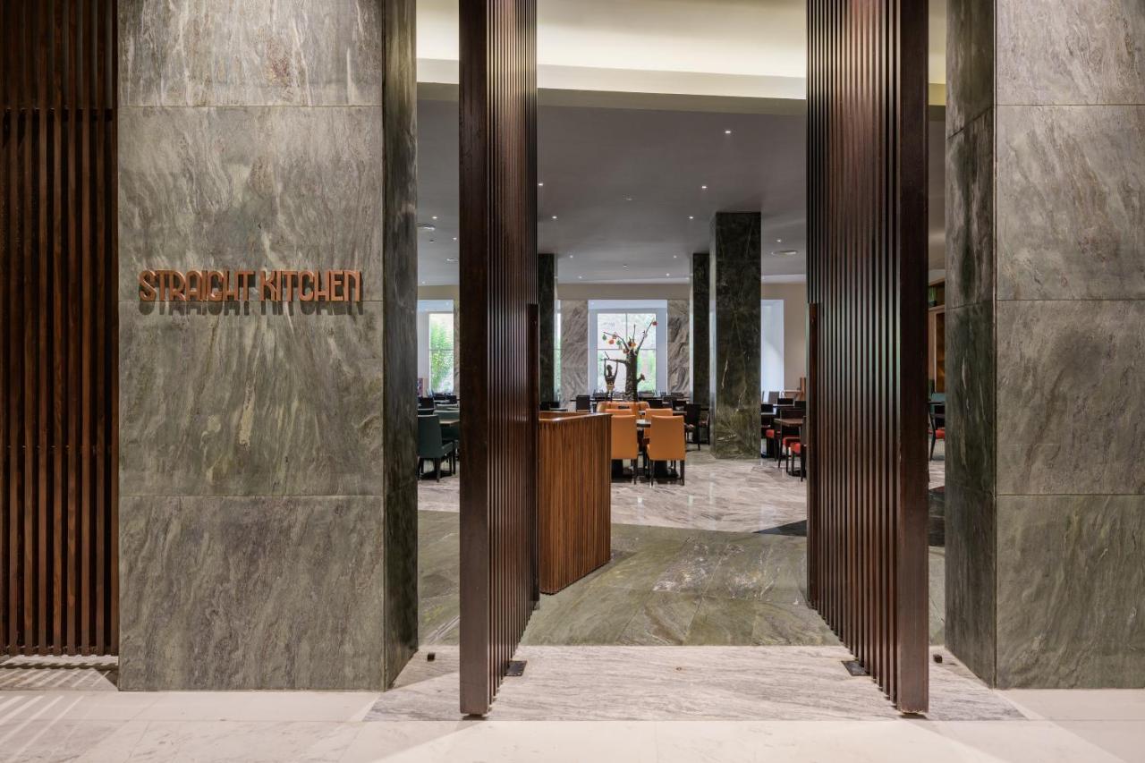 Dusit Thani Lakeview Il Cairo Esterno foto Entrance to the restaurant