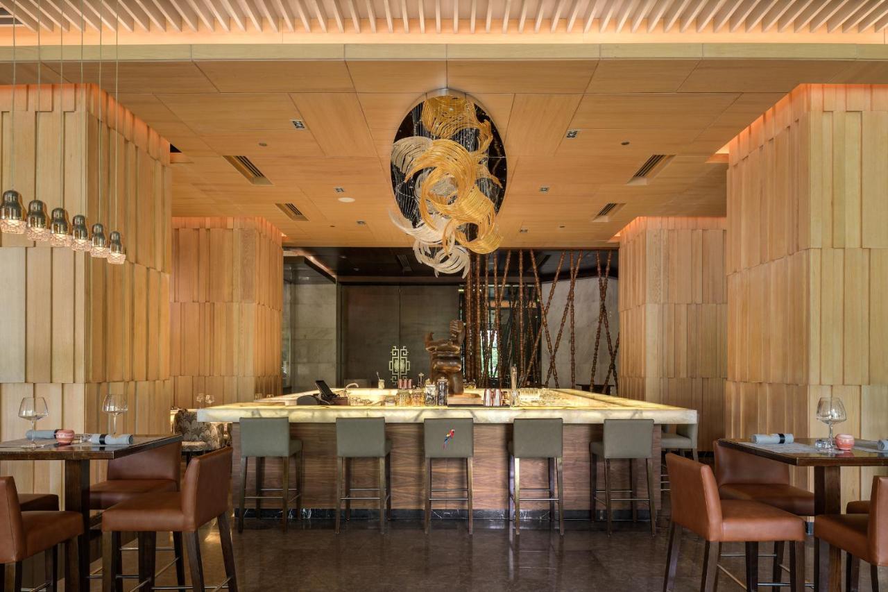 Dusit Thani Lakeview Il Cairo Esterno foto The bar at the restaurant