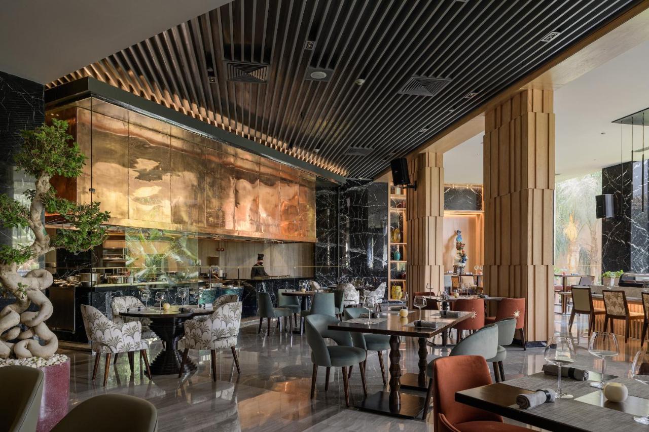 Dusit Thani Lakeview Il Cairo Esterno foto The interior of the restaurant