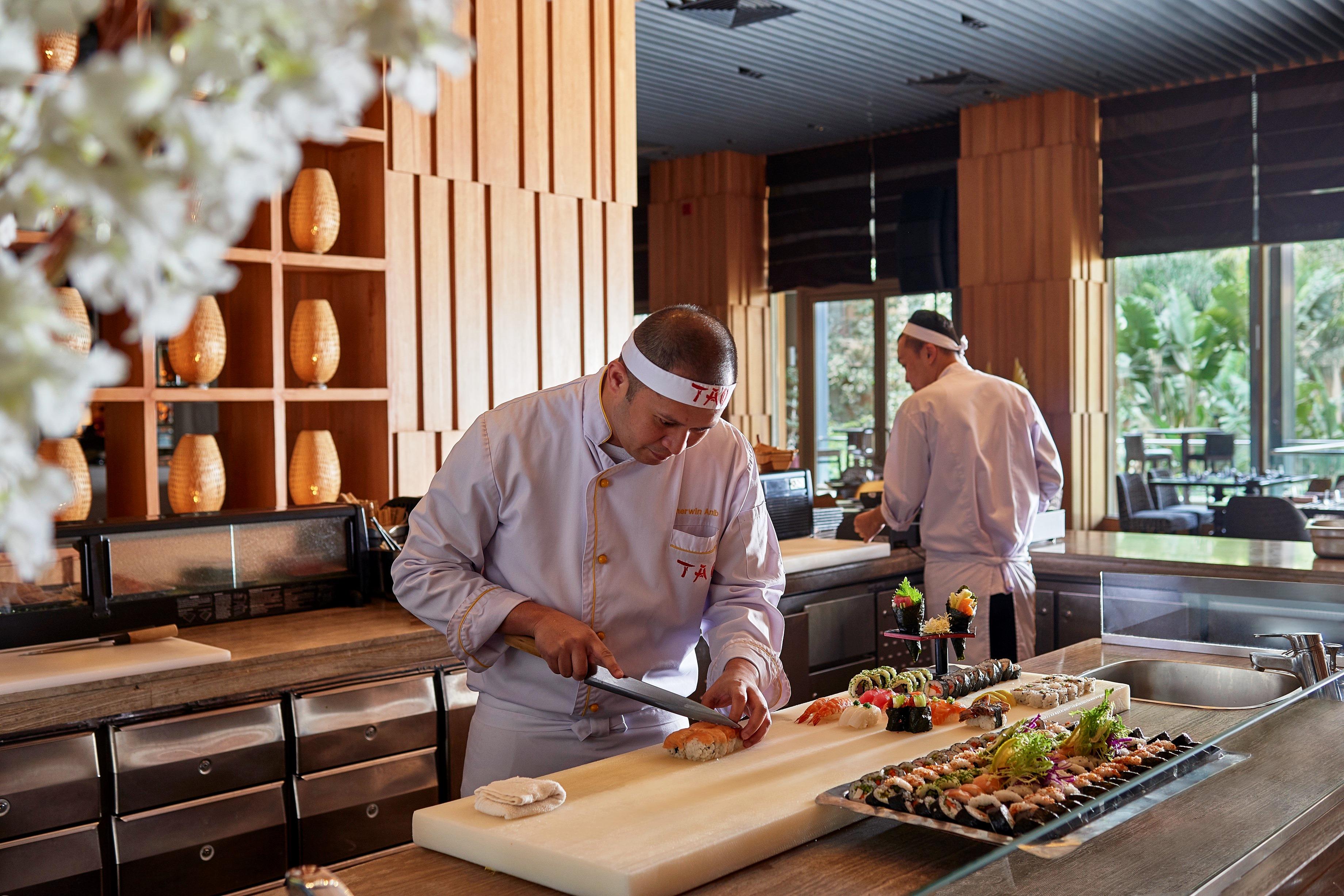 Dusit Thani Lakeview Il Cairo Esterno foto A sushi chef at work