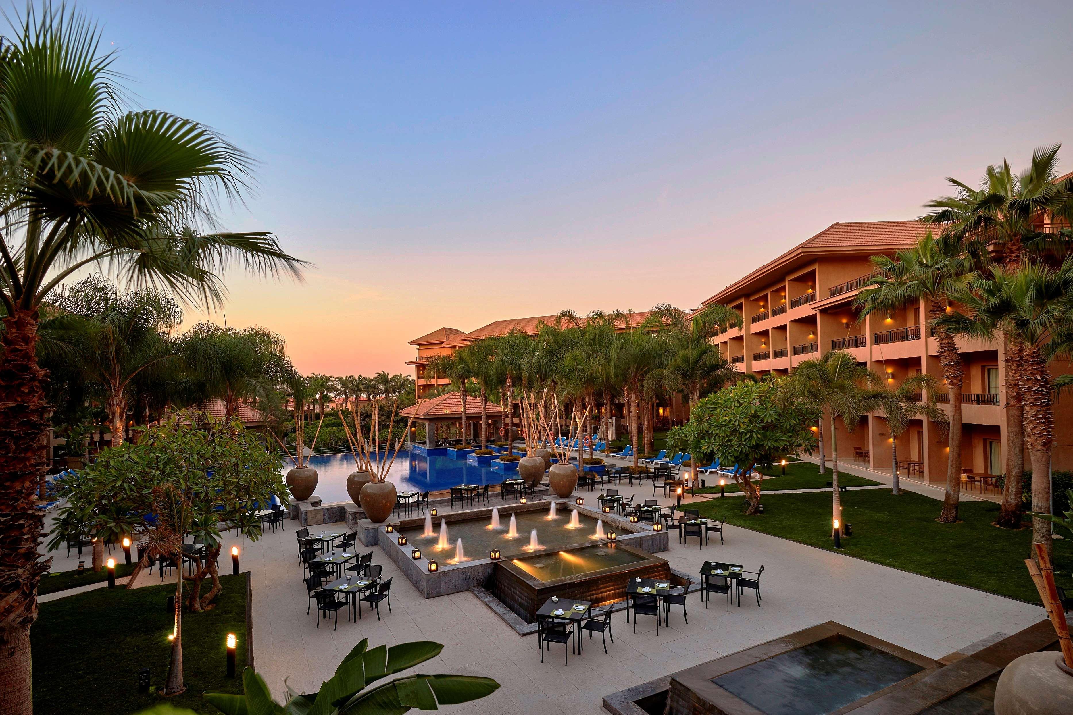 Dusit Thani Lakeview Il Cairo Esterno foto The Royal Pool at The Royal