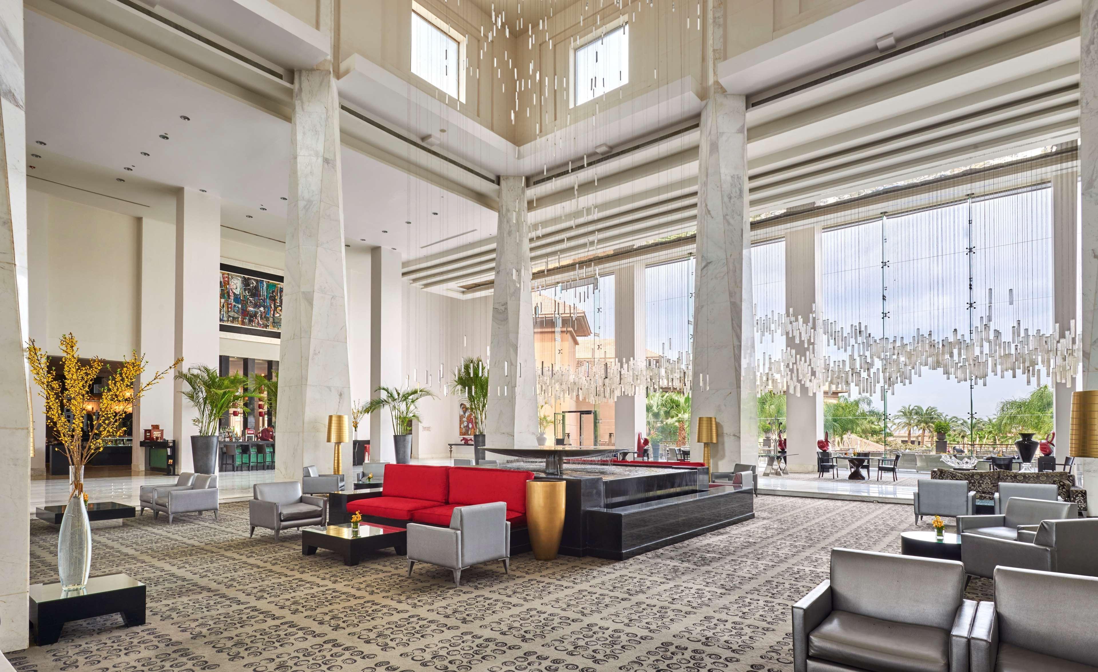 Dusit Thani Lakeview Il Cairo Esterno foto Lobby