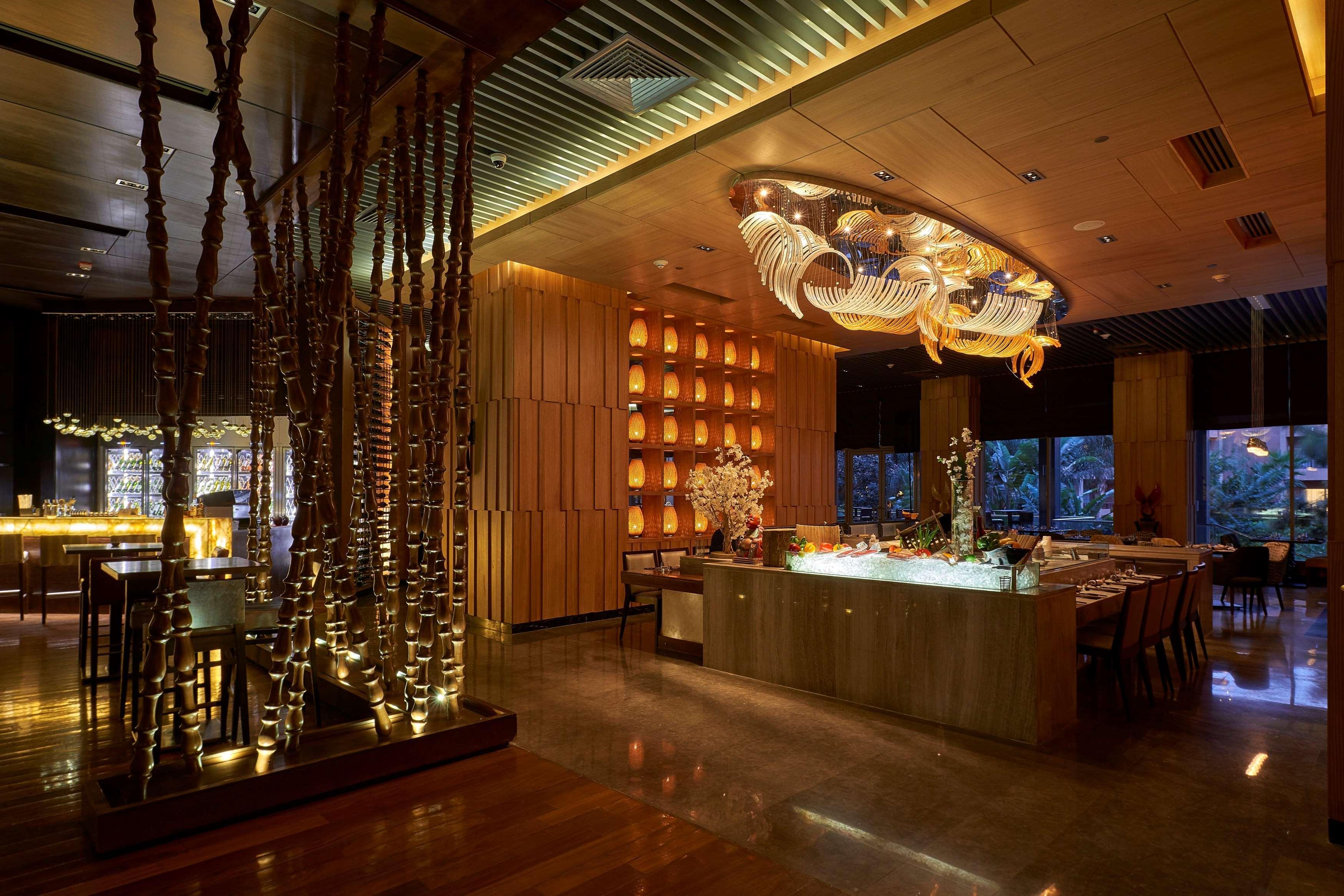Dusit Thani Lakeview Il Cairo Esterno foto The interior of the restaurant