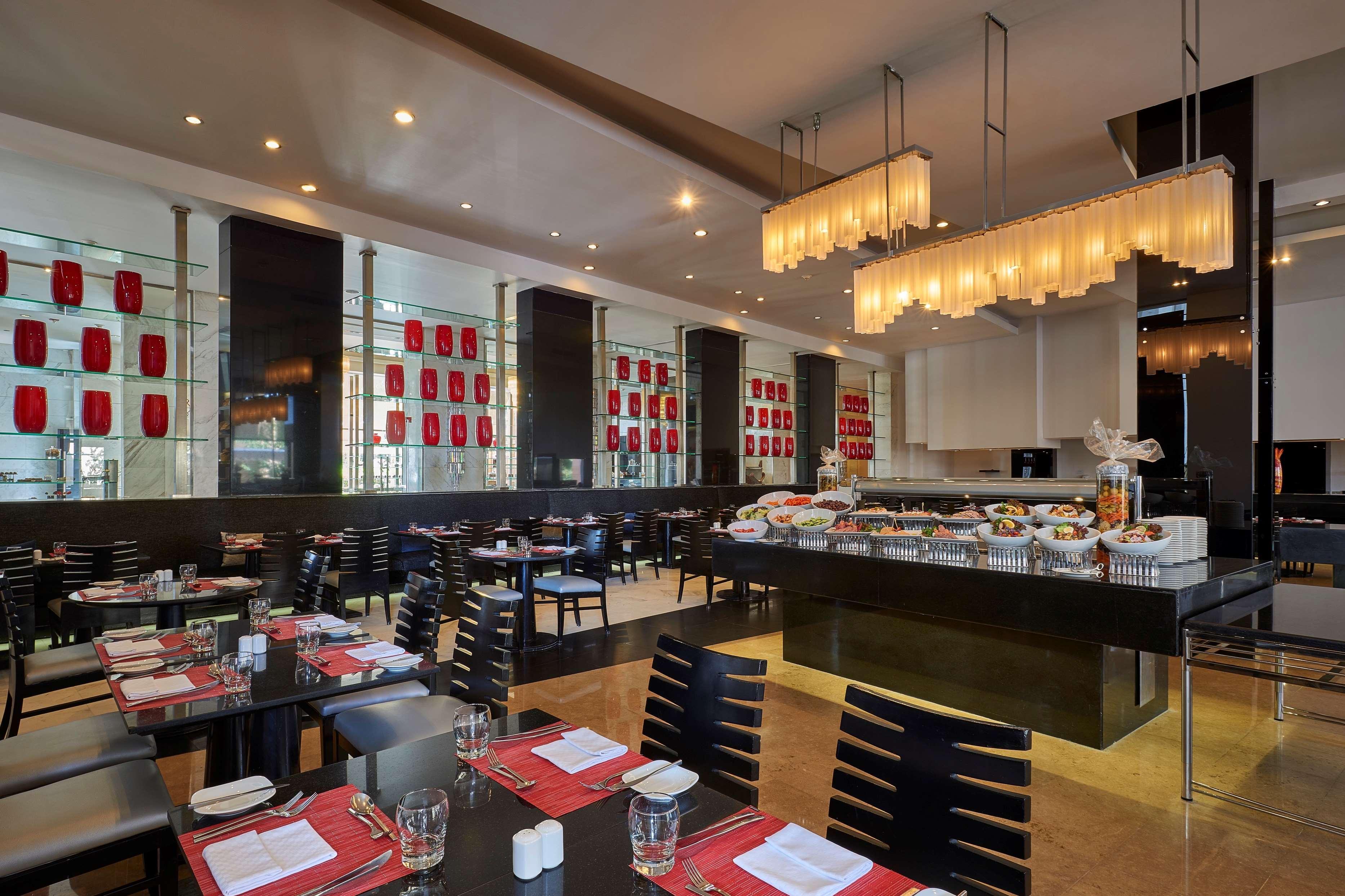 Dusit Thani Lakeview Il Cairo Esterno foto The restaurant