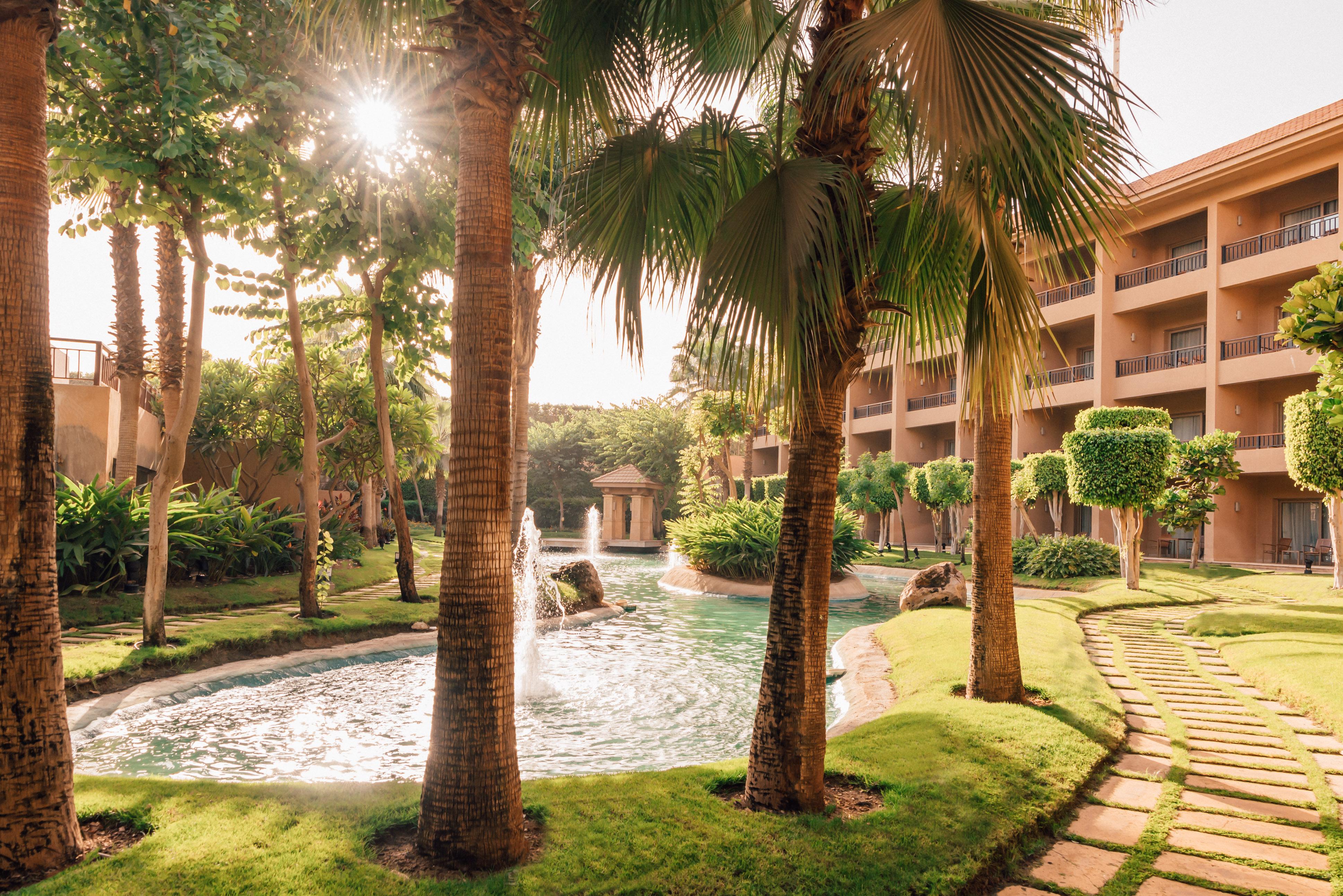Dusit Thani Lakeview Il Cairo Esterno foto The Royal Pool