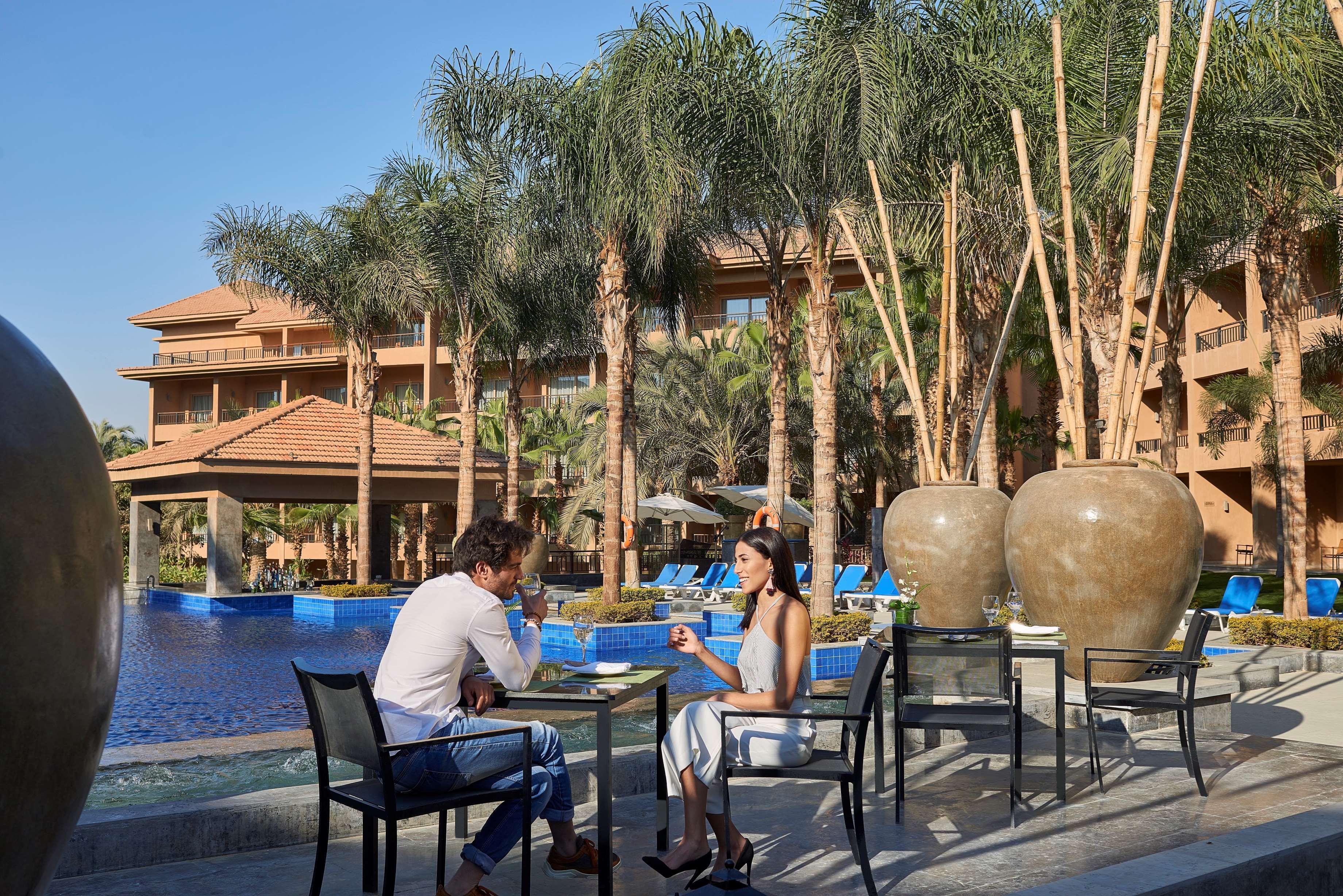 Dusit Thani Lakeview Il Cairo Esterno foto The pool at the hotel