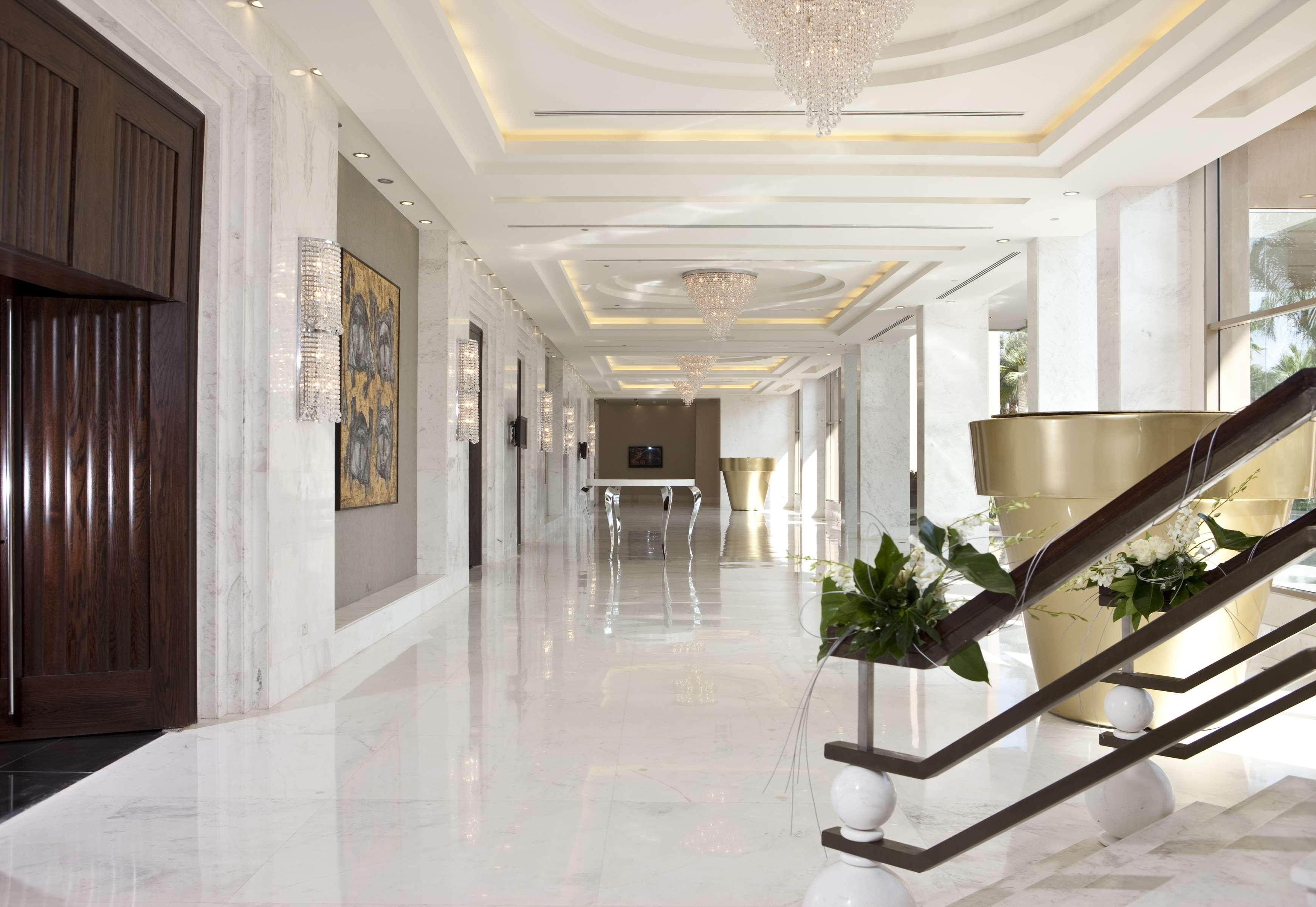 Dusit Thani Lakeview Il Cairo Esterno foto Interior of the Four Seasons Hotel