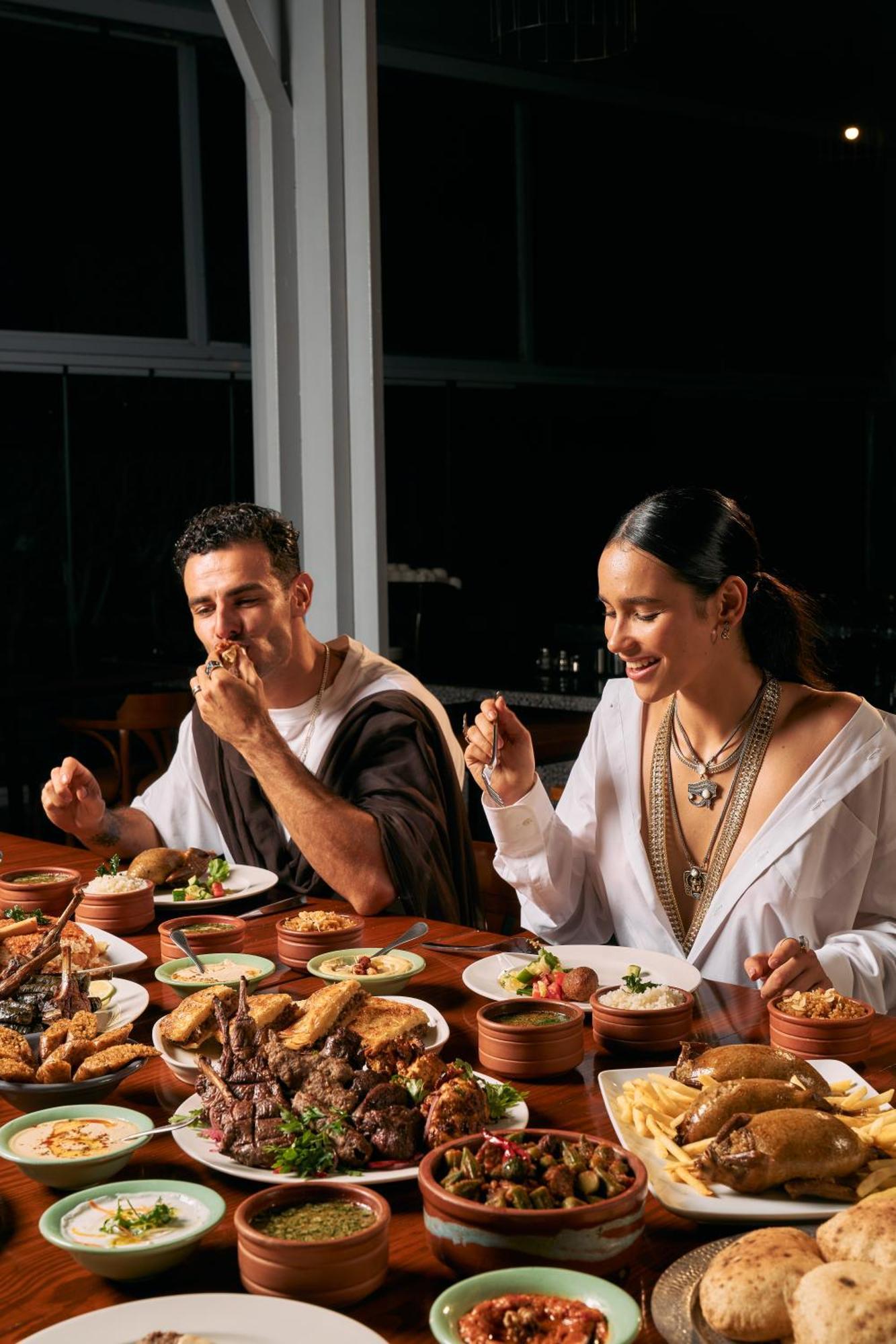 Dusit Thani Lakeview Il Cairo Esterno foto A couple eating at a restaurant