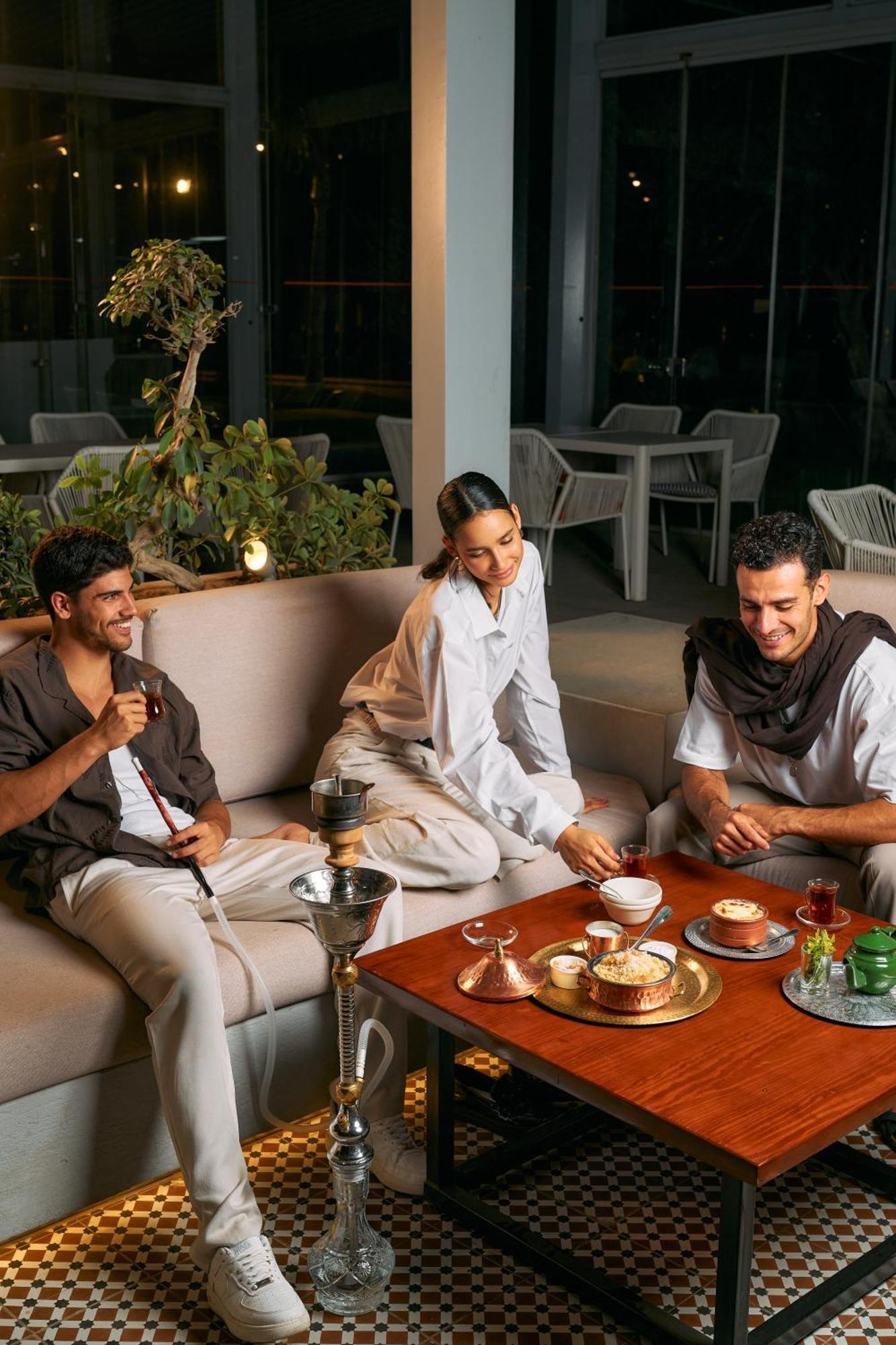 Dusit Thani Lakeview Il Cairo Esterno foto A shisha lounge in Dubai