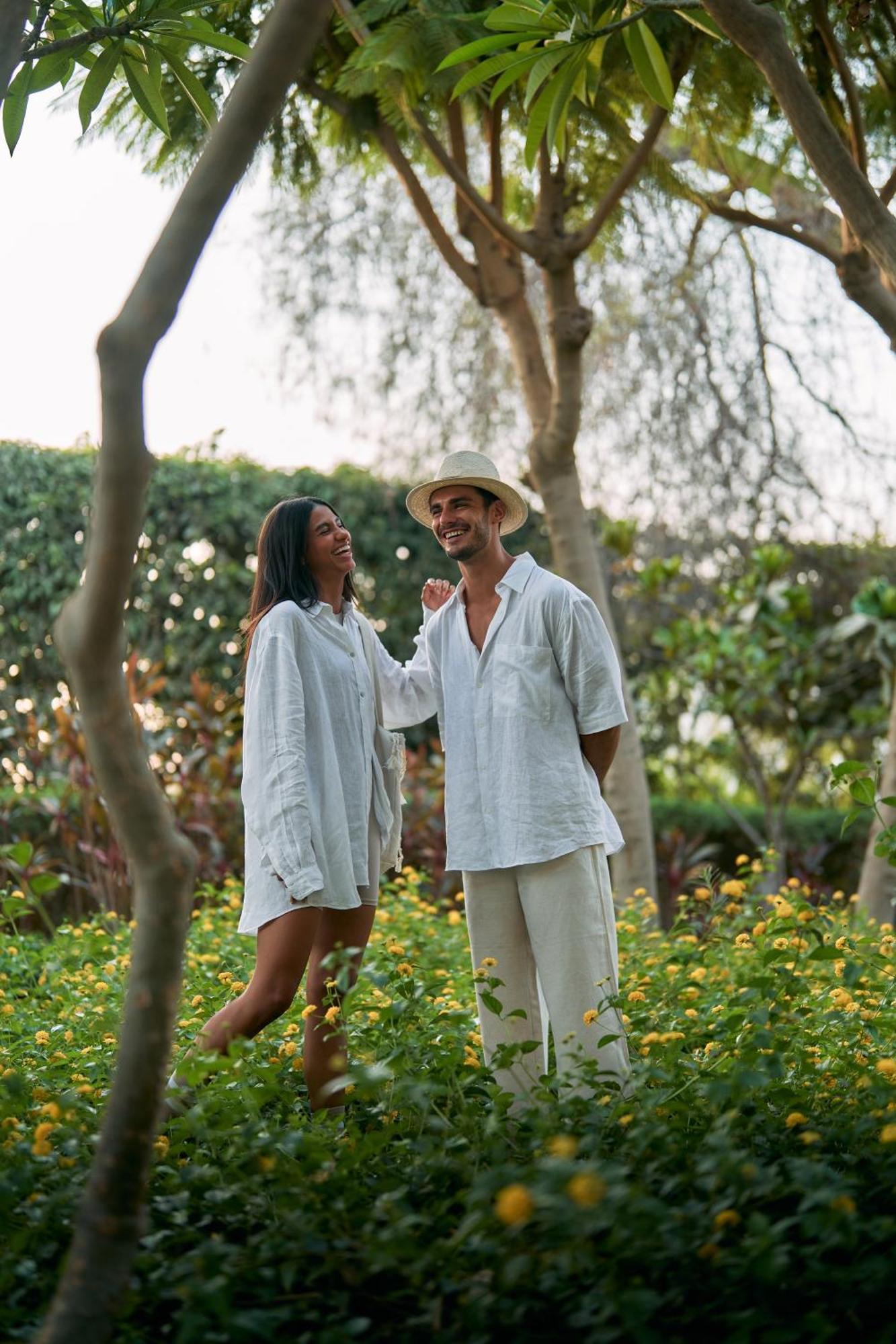 Dusit Thani Lakeview Il Cairo Esterno foto A couple in a garden