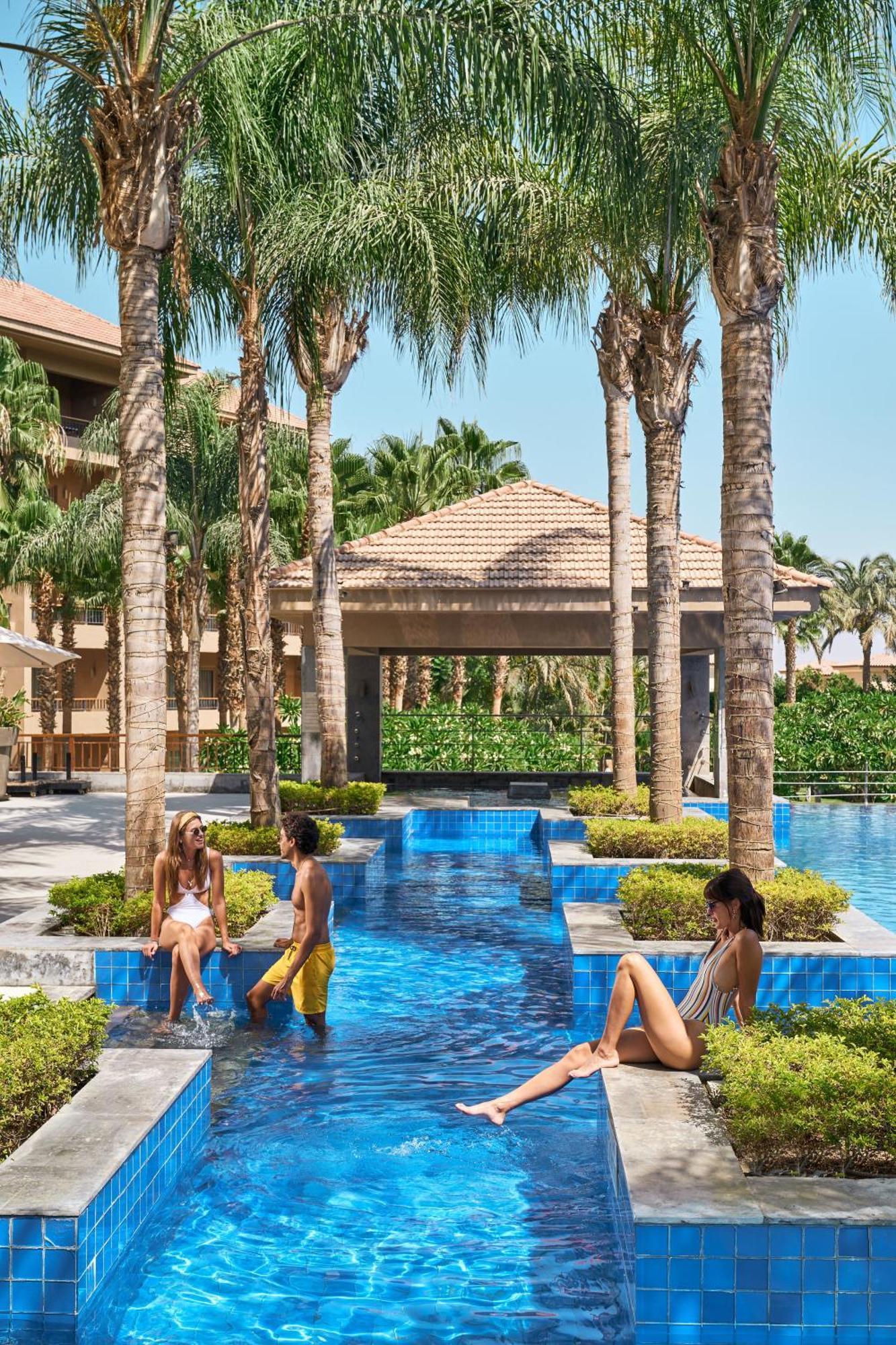 Dusit Thani Lakeview Il Cairo Esterno foto The swimming pool at the resort
