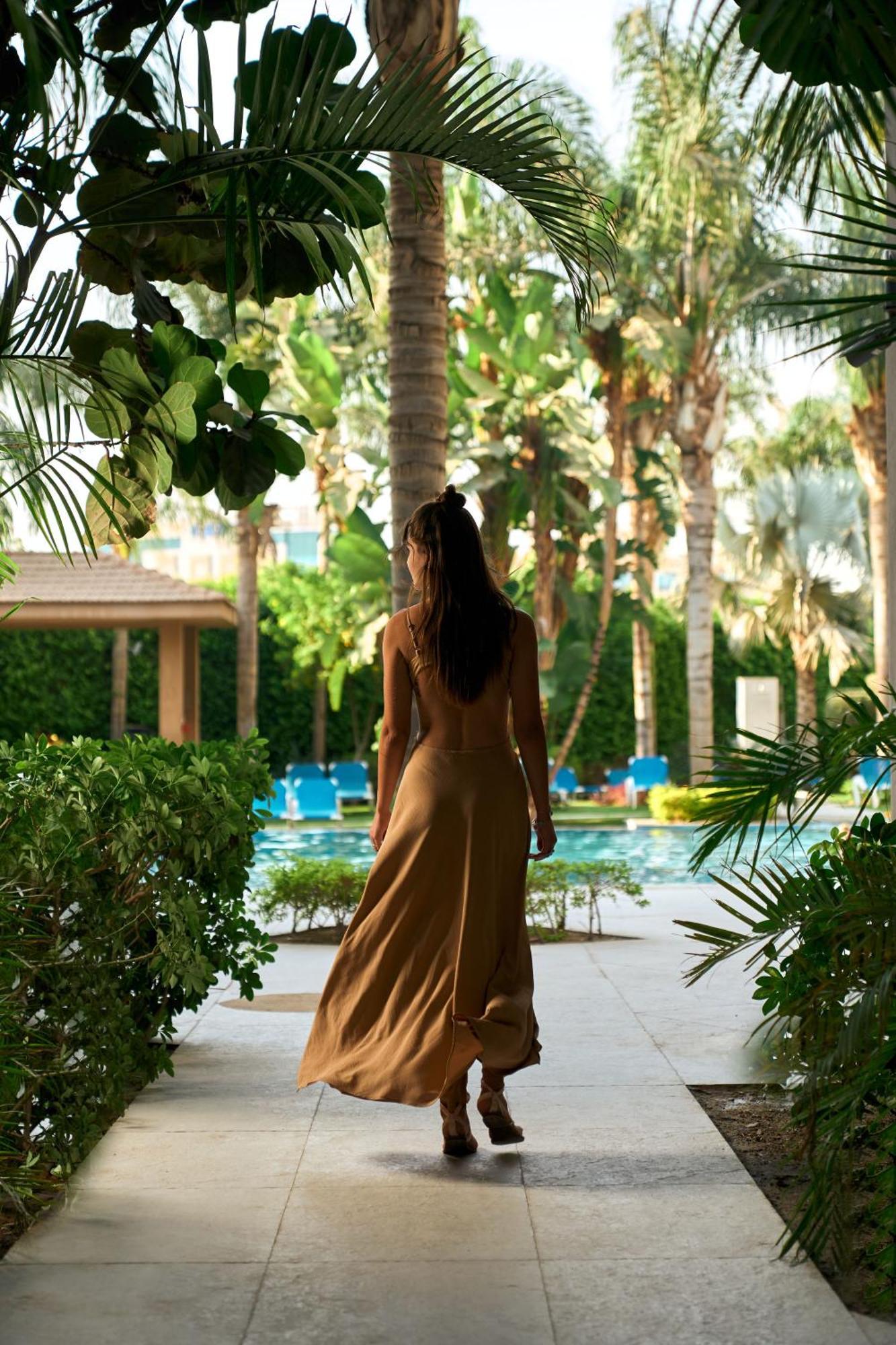 Dusit Thani Lakeview Il Cairo Esterno foto The pool at the Four Seasons Hotel