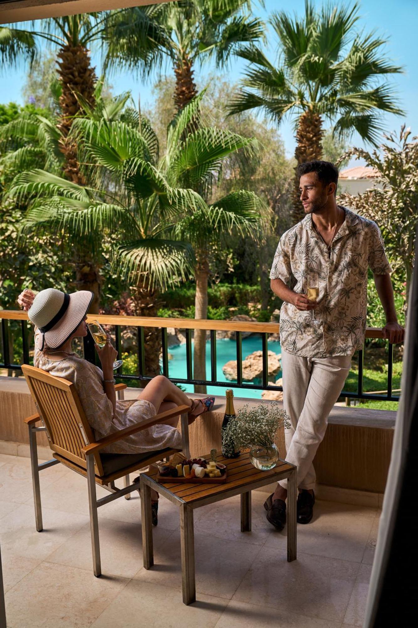 Dusit Thani Lakeview Il Cairo Esterno foto A couple at the Four Seasons Resort