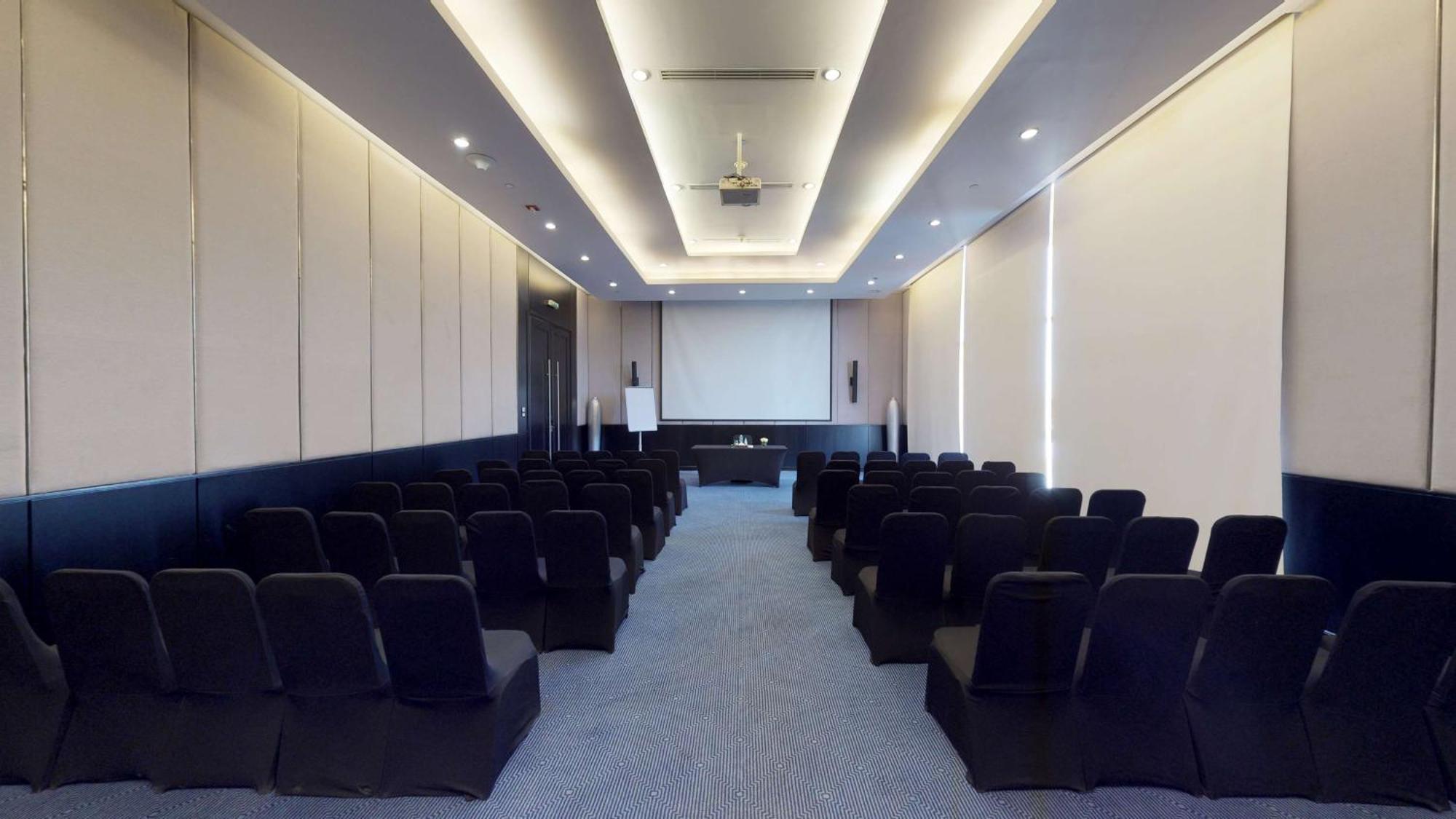 Dusit Thani Lakeview Il Cairo Esterno foto A typical meeting room