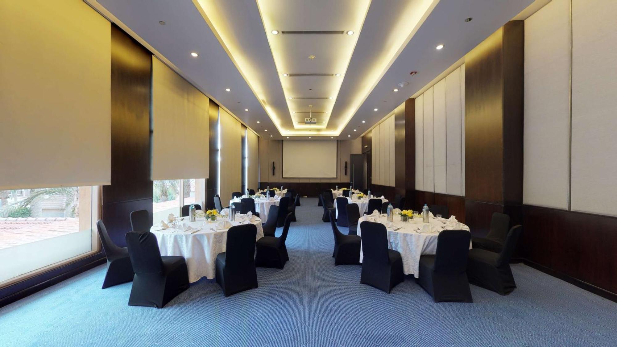 Dusit Thani Lakeview Il Cairo Esterno foto Meeting room