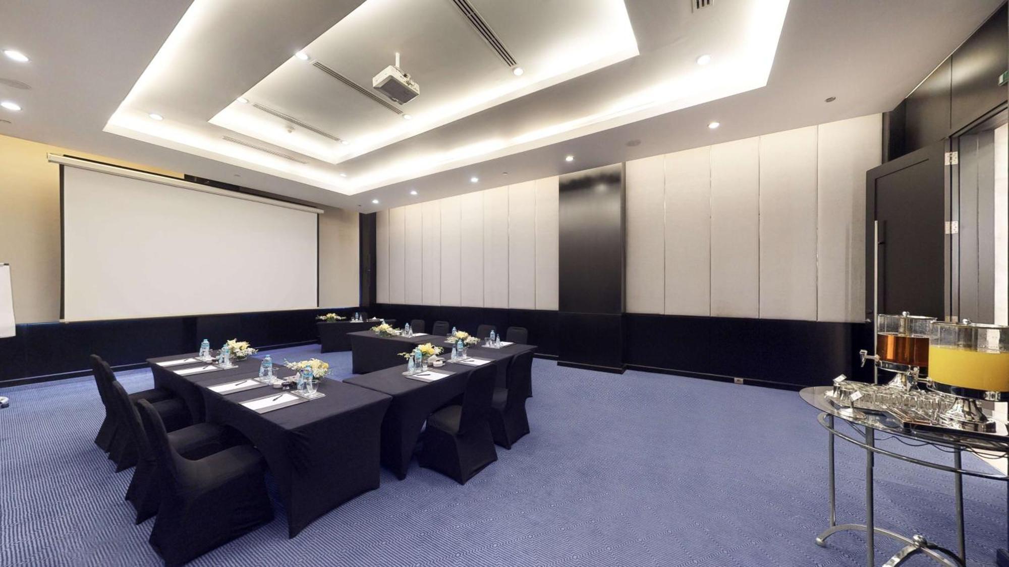Dusit Thani Lakeview Il Cairo Esterno foto Meeting room
