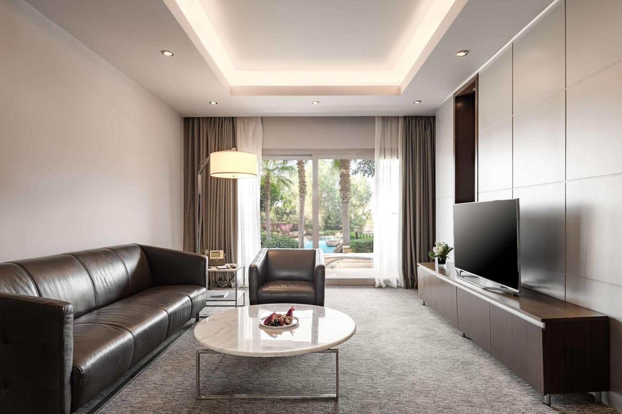 Dusit Thani Lakeview Il Cairo Esterno foto A living room