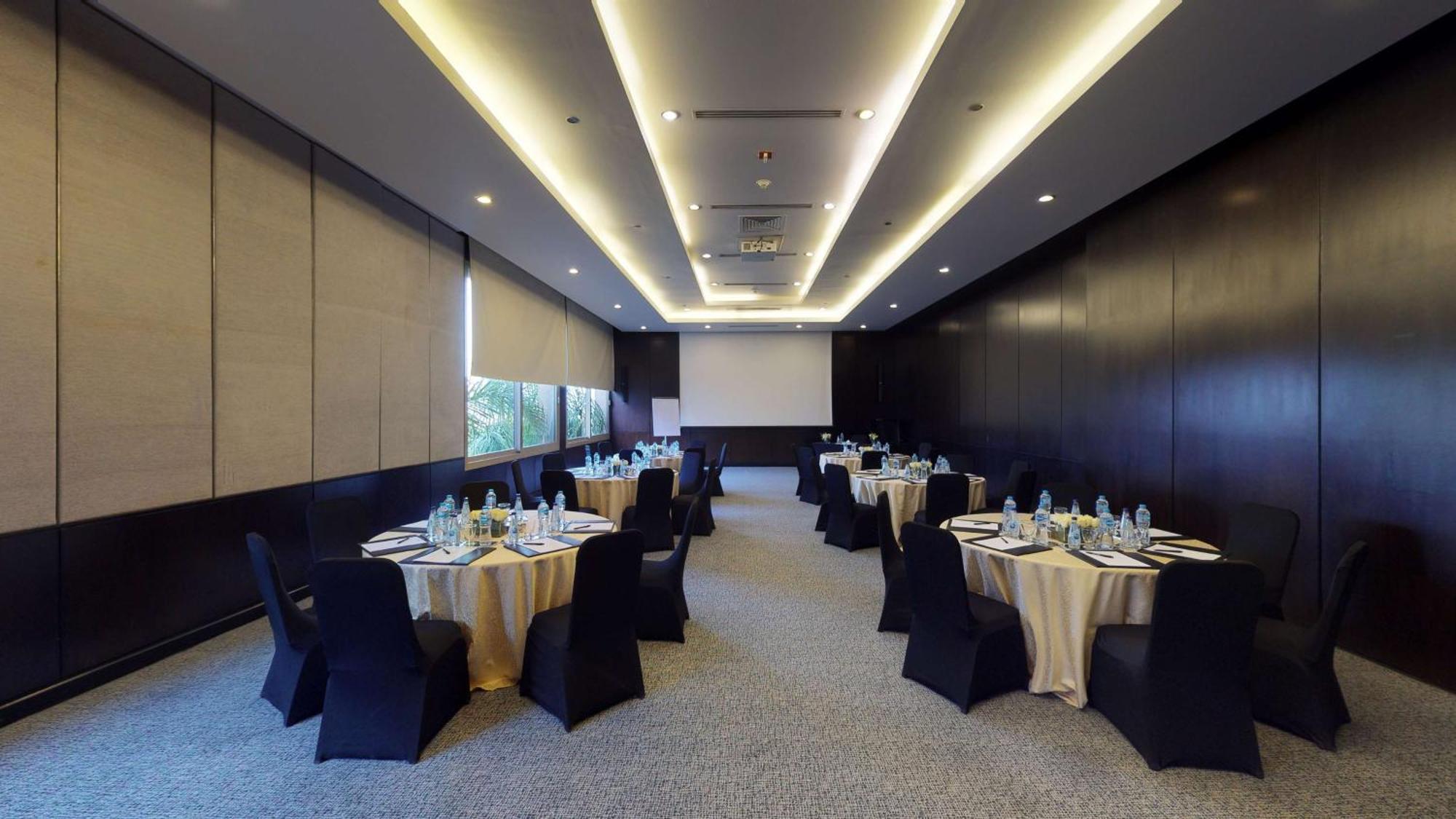 Dusit Thani Lakeview Il Cairo Esterno foto Meeting room