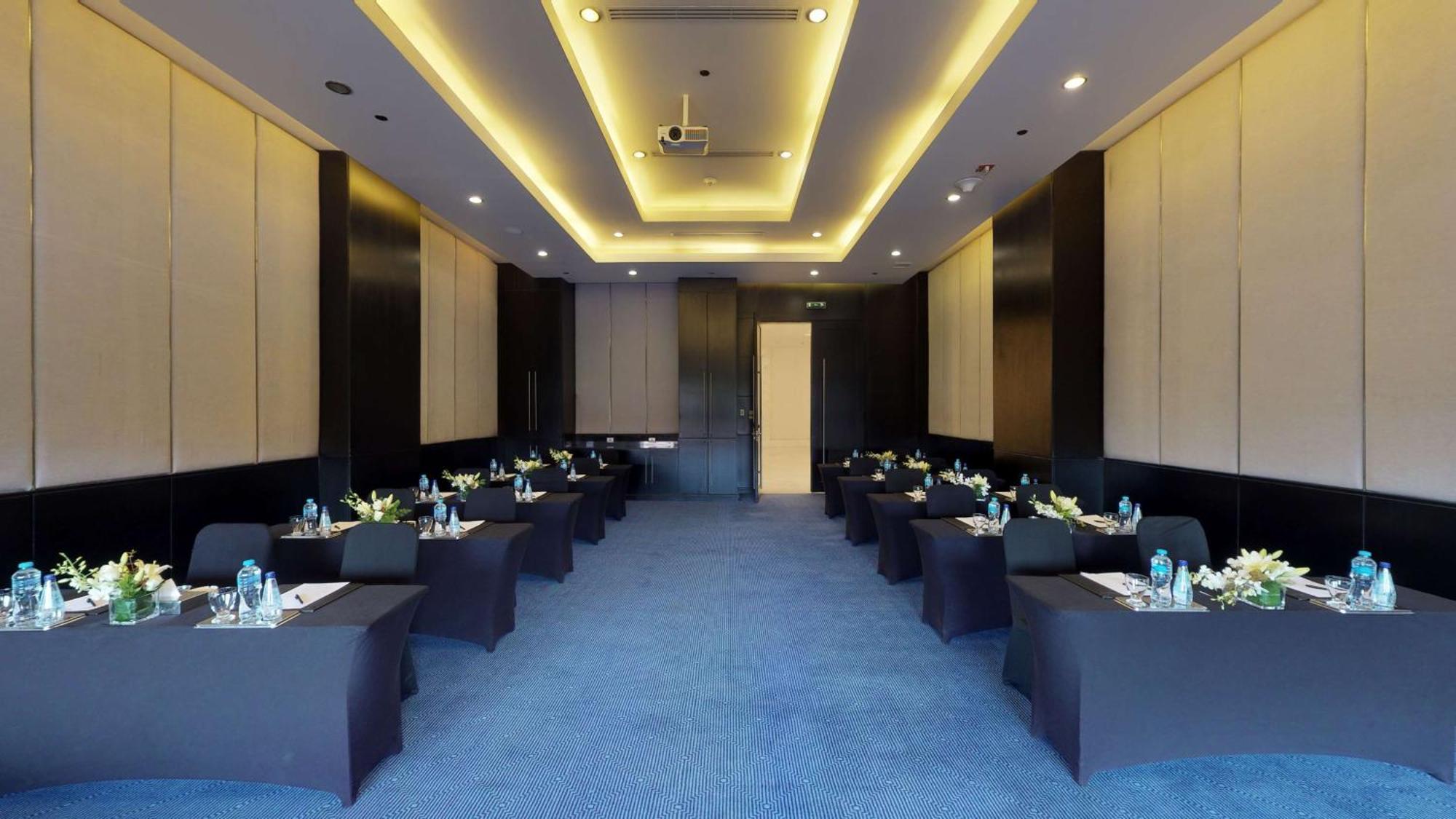 Dusit Thani Lakeview Il Cairo Esterno foto Meeting room