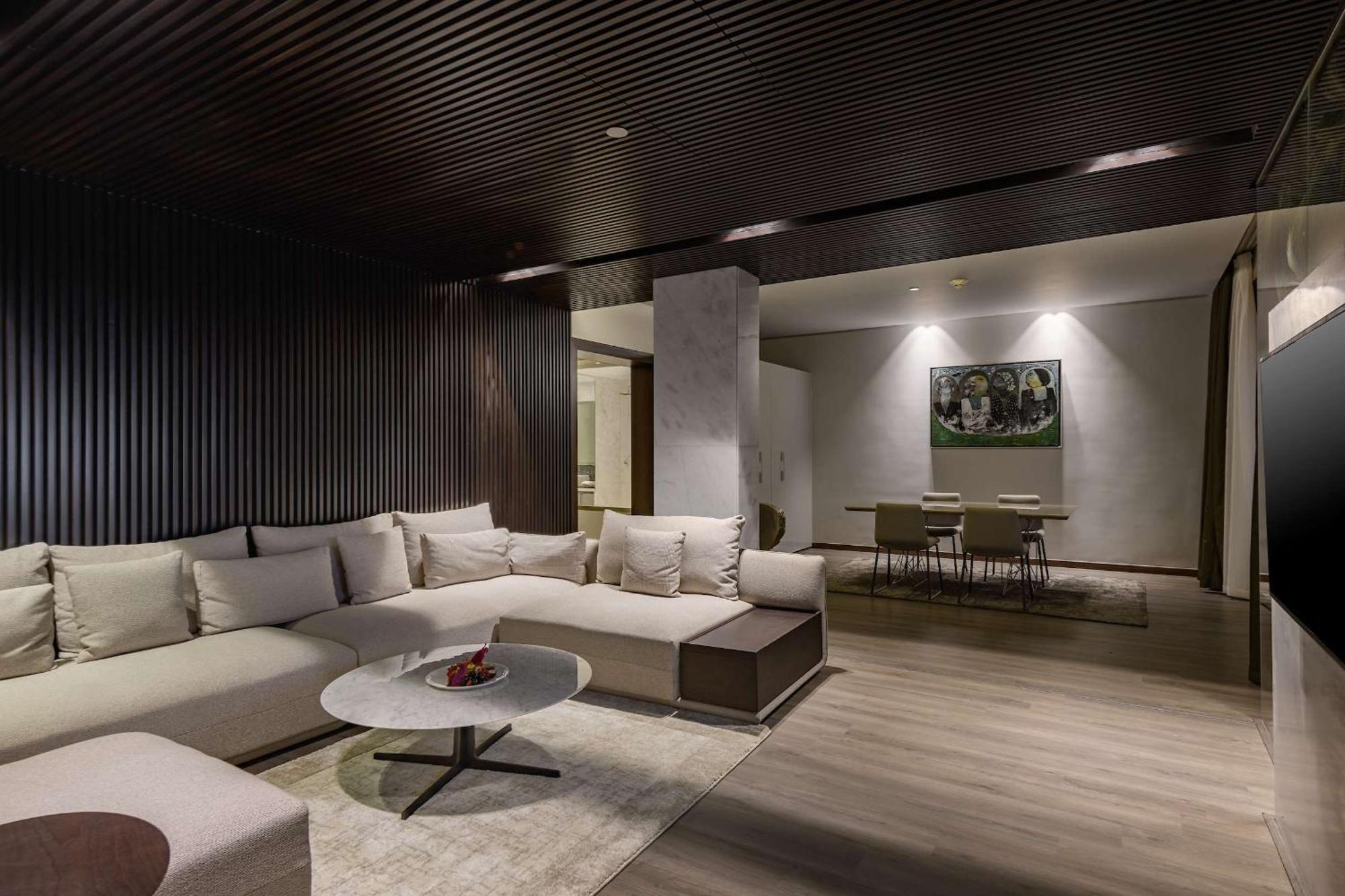 Dusit Thani Lakeview Il Cairo Esterno foto The interior of a suite at the Ritz-Carlton, DIFC
