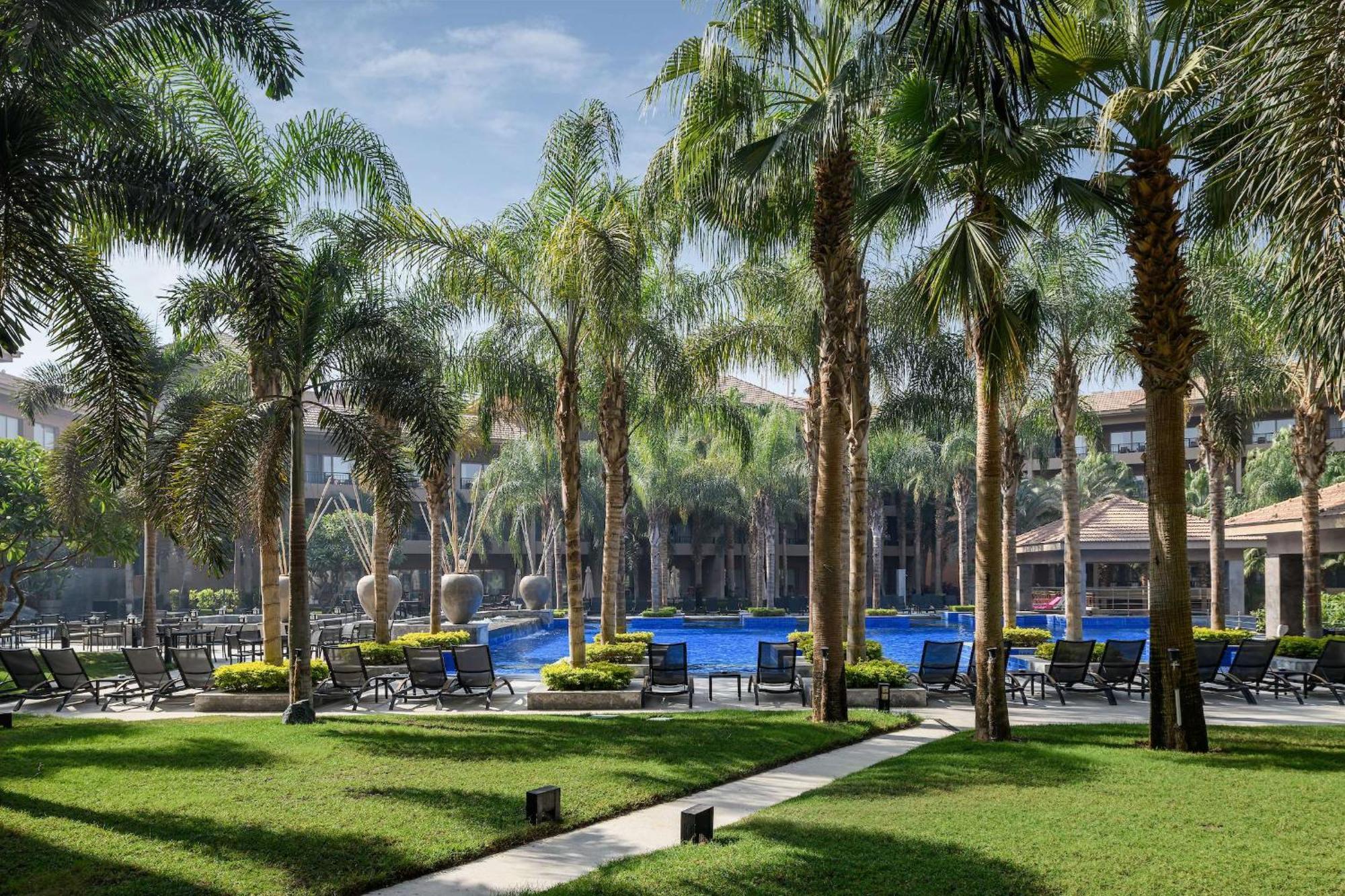 Dusit Thani Lakeview Il Cairo Esterno foto The pool at the Westin