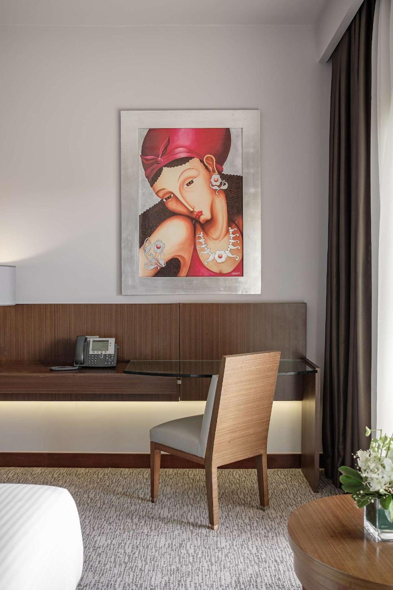 Dusit Thani Lakeview Il Cairo Esterno foto A work desk in a hotel room