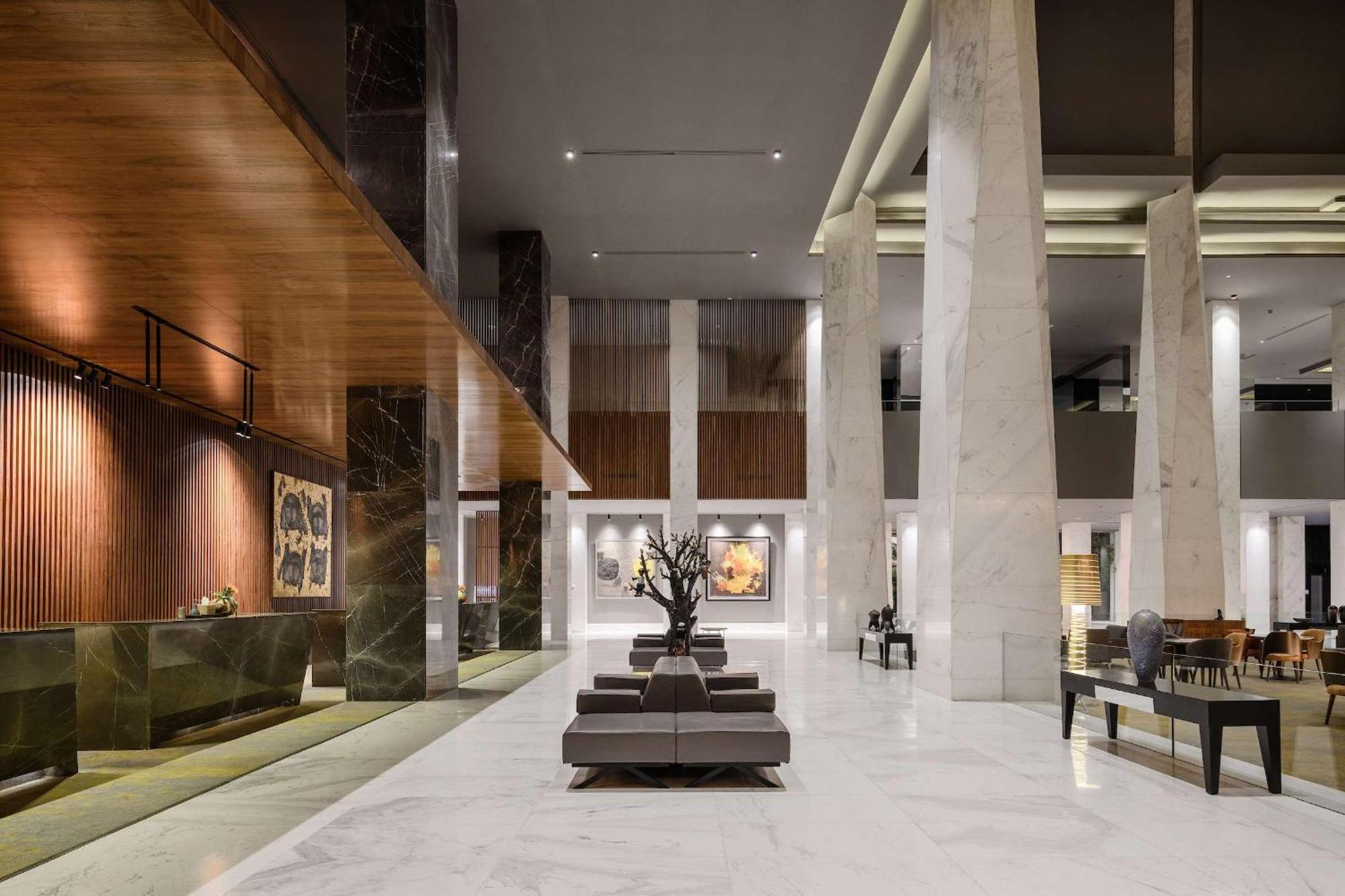 Dusit Thani Lakeview Il Cairo Esterno foto The lobby of the hotel
