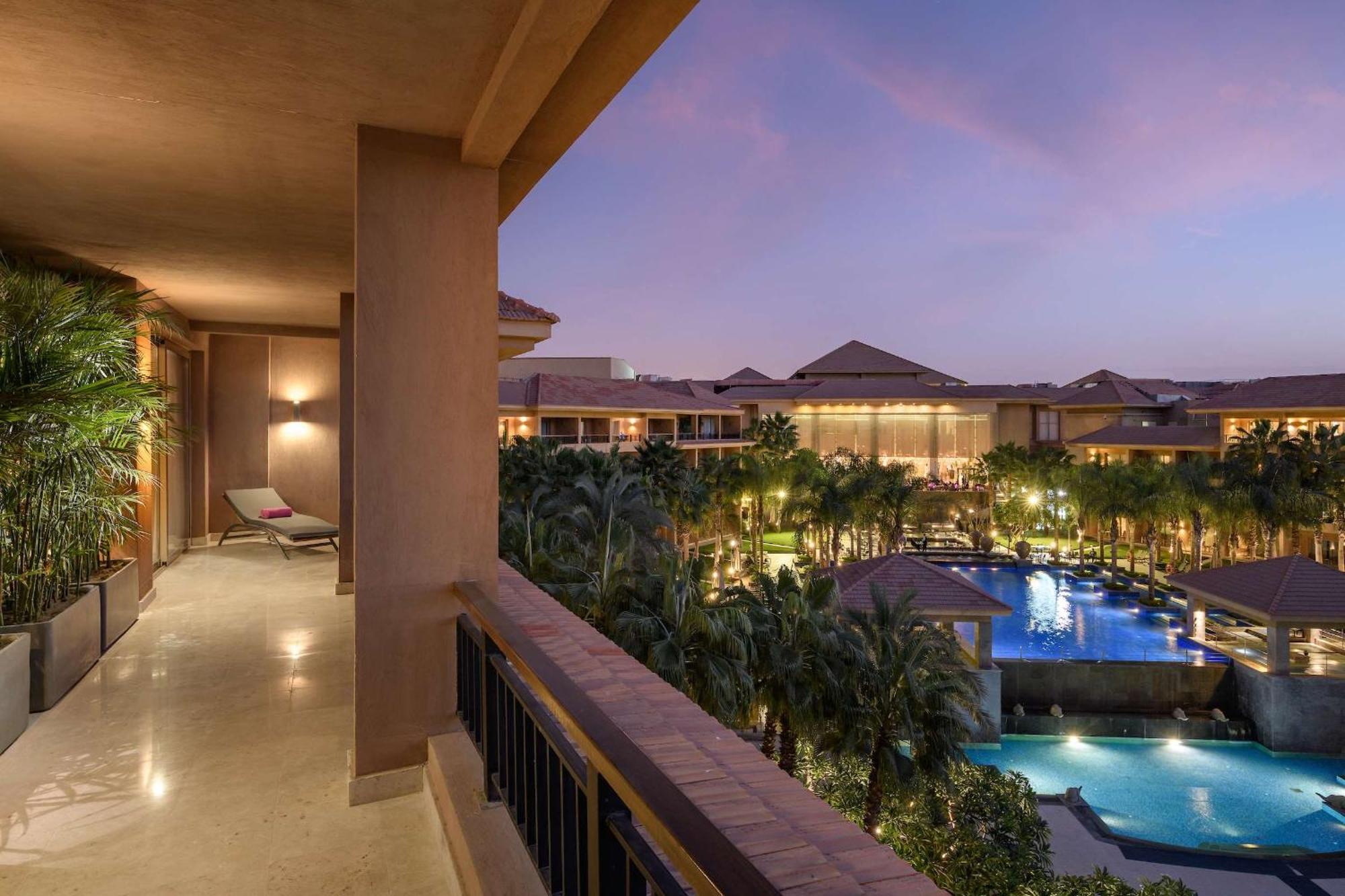 Dusit Thani Lakeview Il Cairo Esterno foto The Westin Dubai