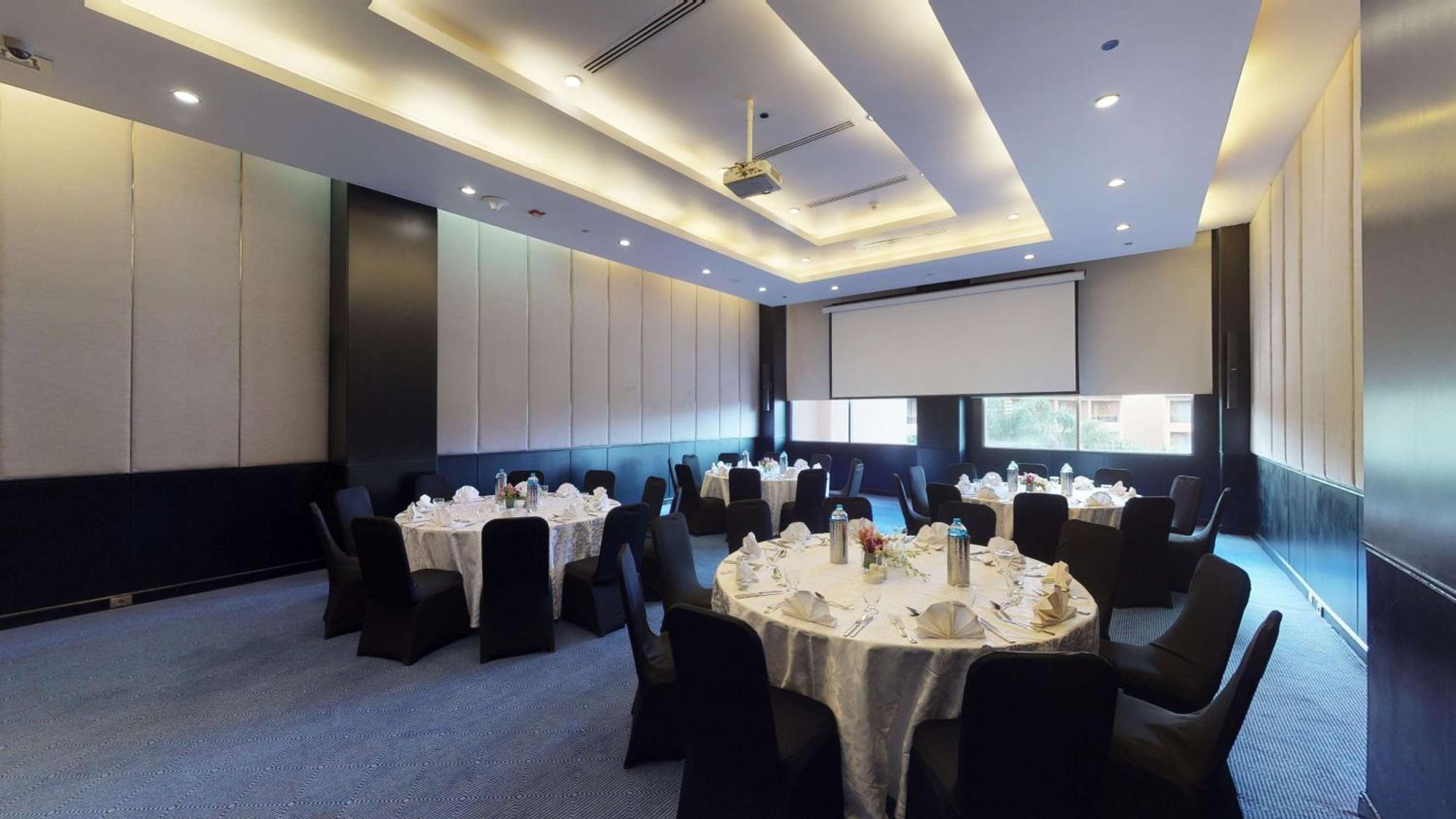 Dusit Thani Lakeview Il Cairo Esterno foto The Royal Meeting Room