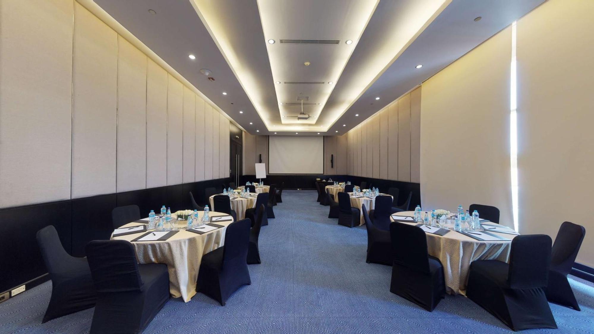 Dusit Thani Lakeview Il Cairo Esterno foto Meeting room