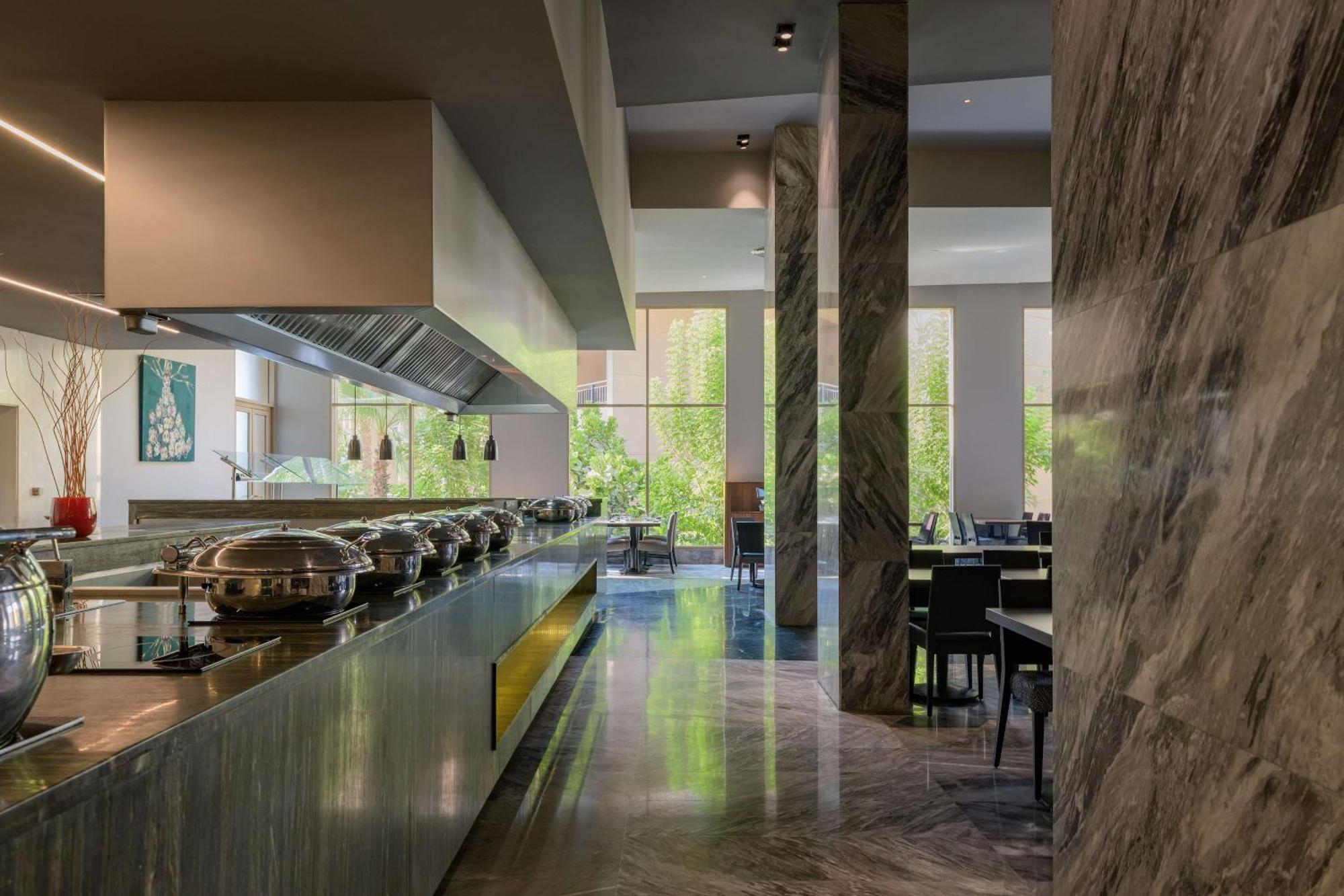 Dusit Thani Lakeview Il Cairo Esterno foto The restaurant