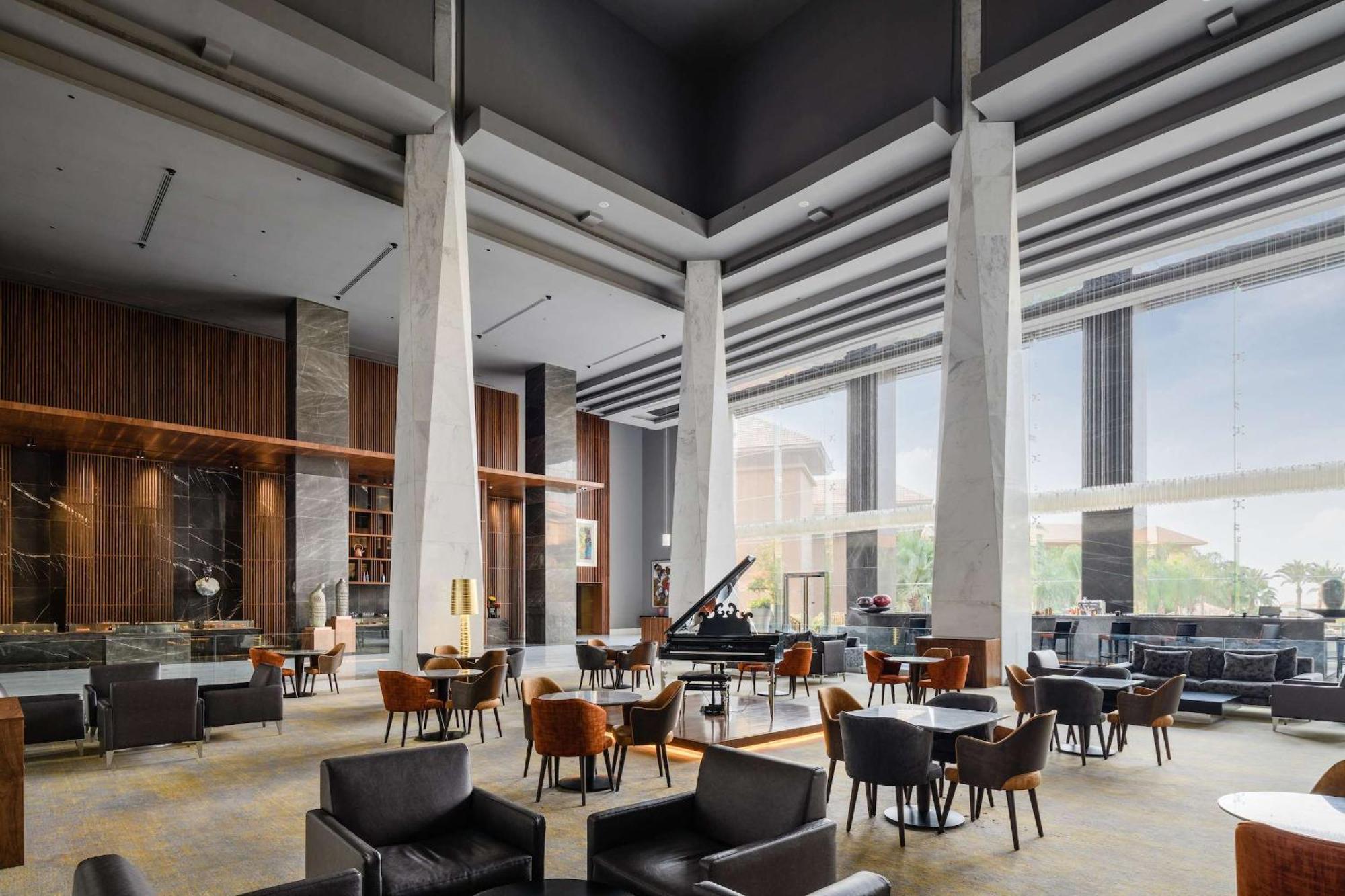 Dusit Thani Lakeview Il Cairo Esterno foto The Lounge at the airport
