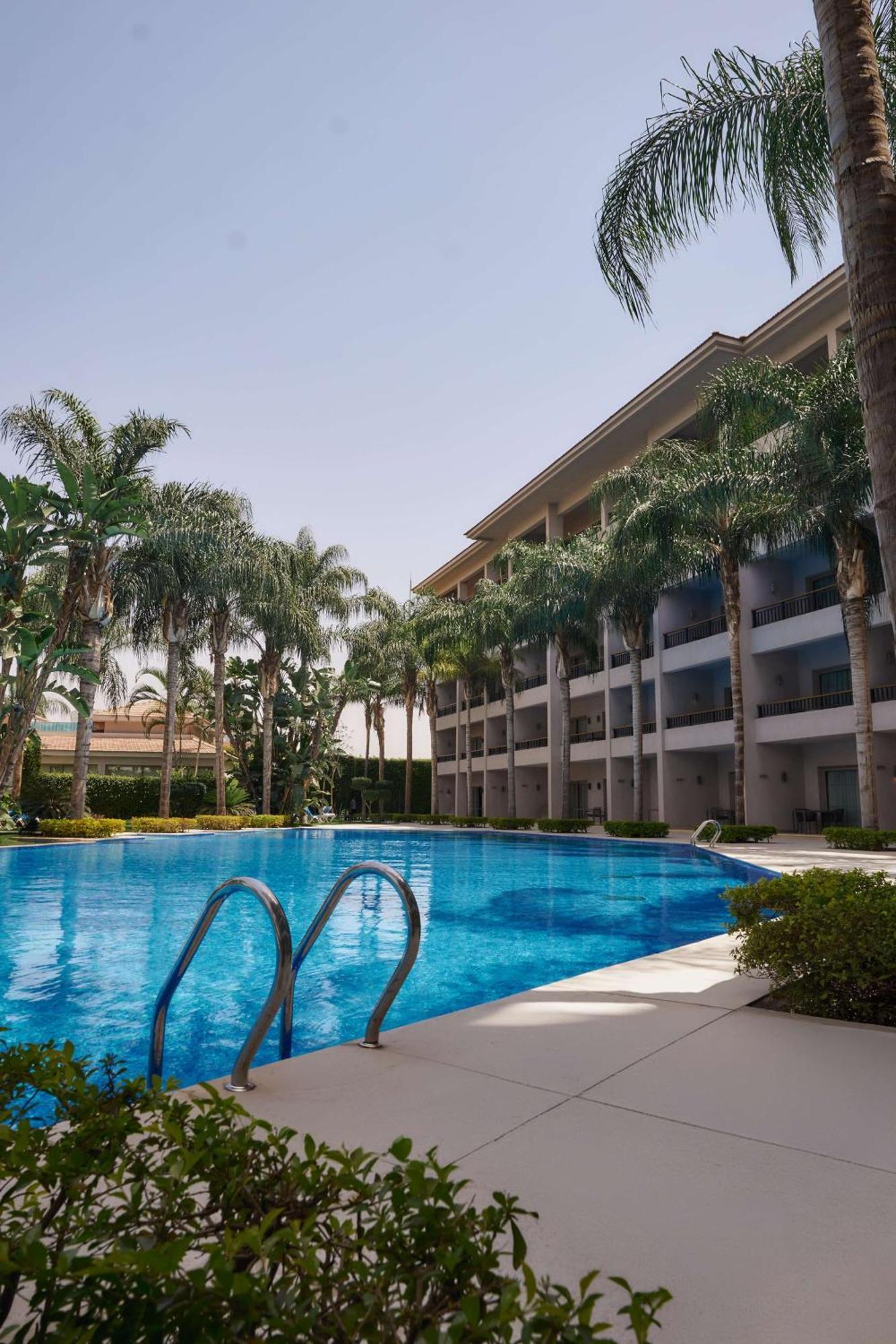 Dusit Thani Lakeview Il Cairo Esterno foto The swimming pool at the hotel