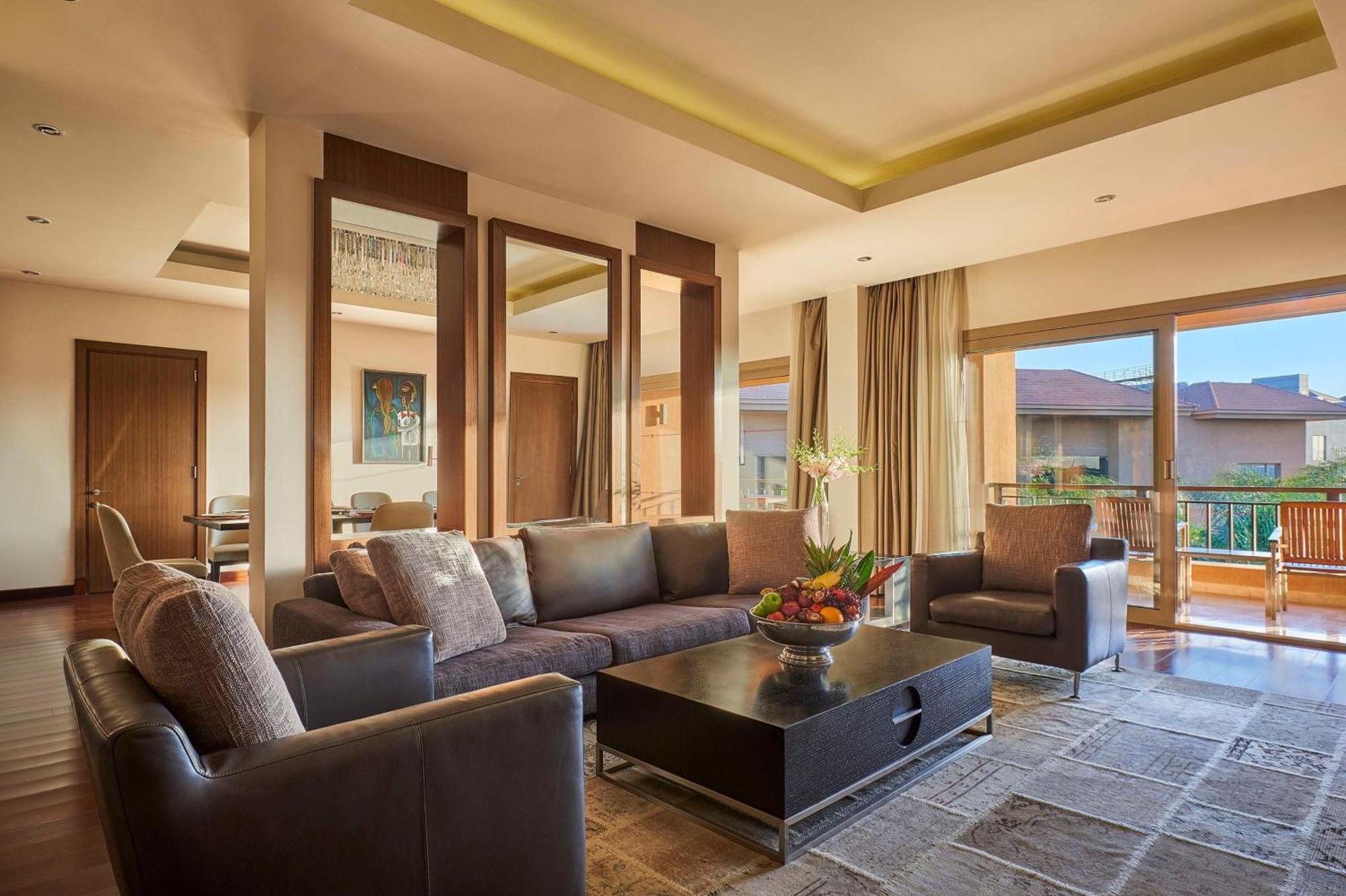 Dusit Thani Lakeview Il Cairo Esterno foto A suite at the Hilton Athens