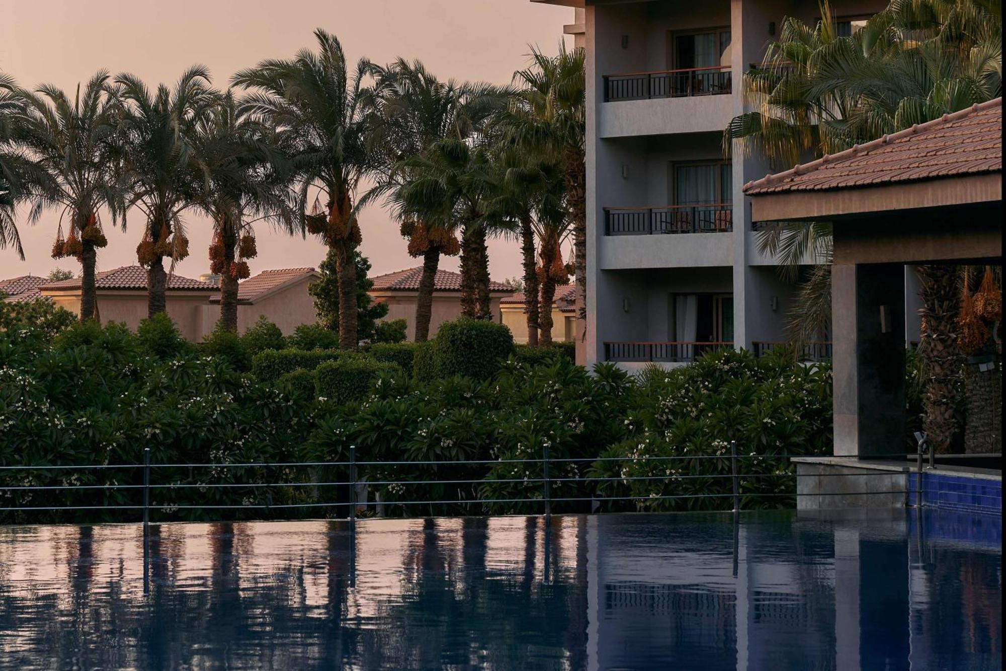 Dusit Thani Lakeview Il Cairo Esterno foto The swimming pool at the hotel